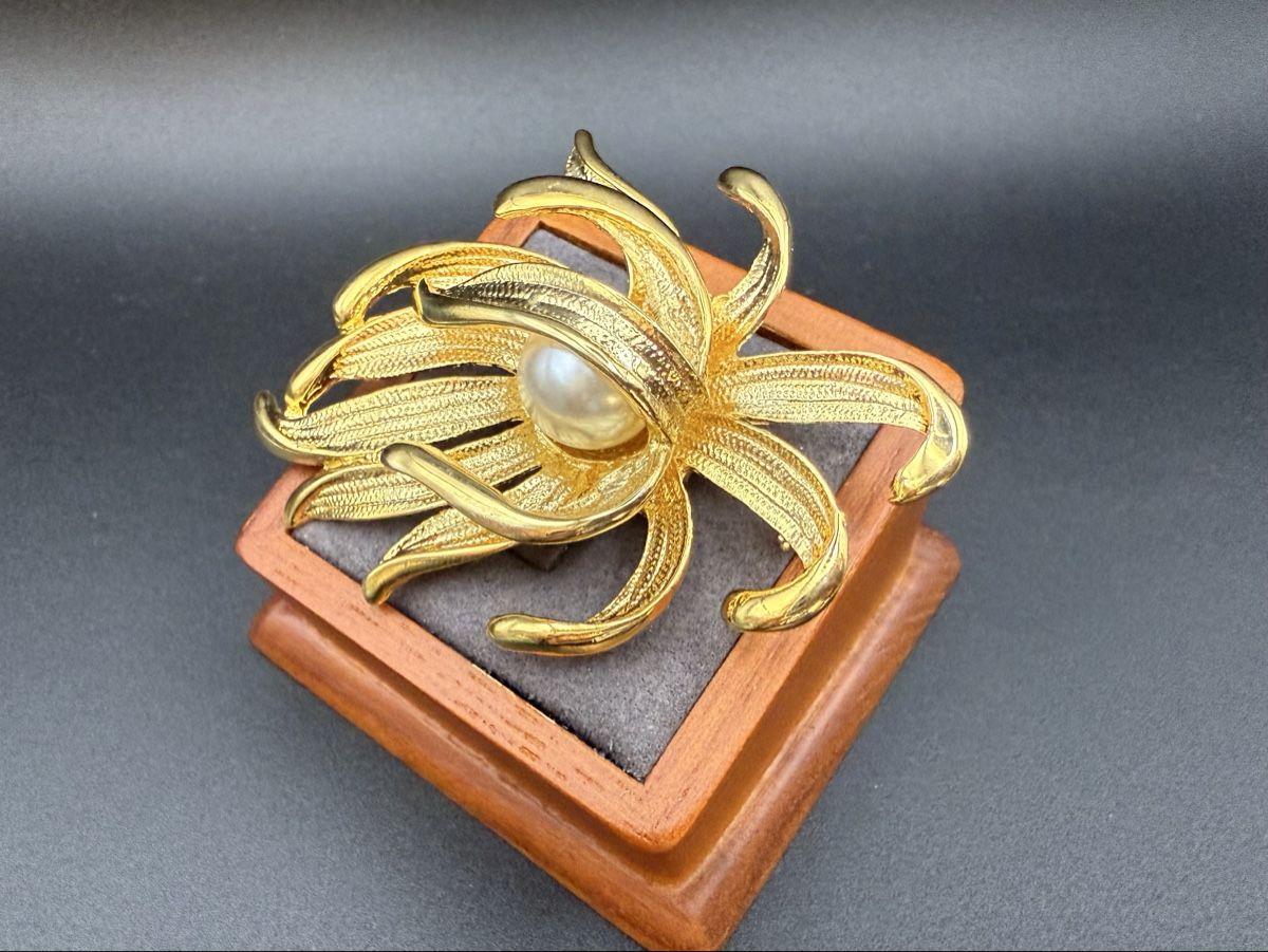 Broschen & Nadeln: Vintage-Brosche, Goldfarbe Blume mit Perle – Gebraucht aus Lamone von LaCantinaMagica 3