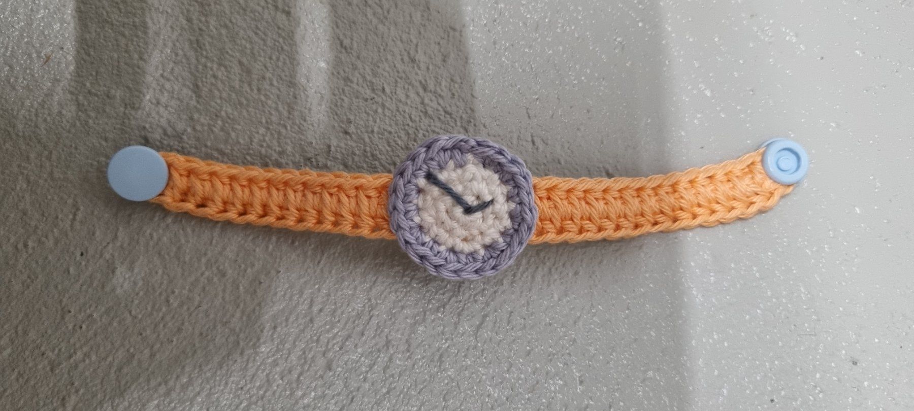 Orologi: Gehäkelte Uhr – Nuovo (secondo la descrizione) da Obfelden venduto da Calimero92