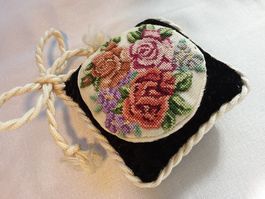Antikes Nadelkissen handbestickt Top Zustand ca 1900