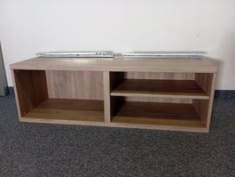 An die Wand montierbarer Schrank mit Montageschinen