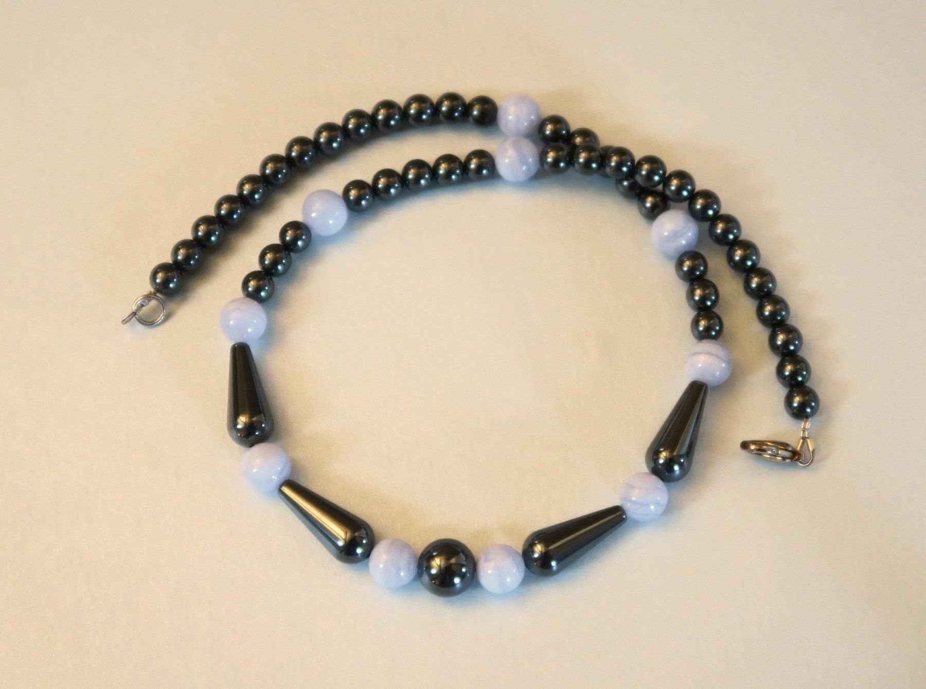 Catenine: Hämatit/Chalcedon Perlenkette – Usato da Brittnau venduto da marlenestone 3