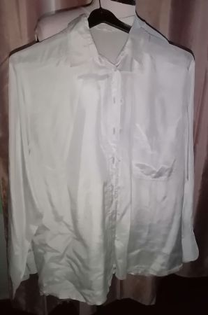 Schimmernde silbergraue Retro Seidenbluse