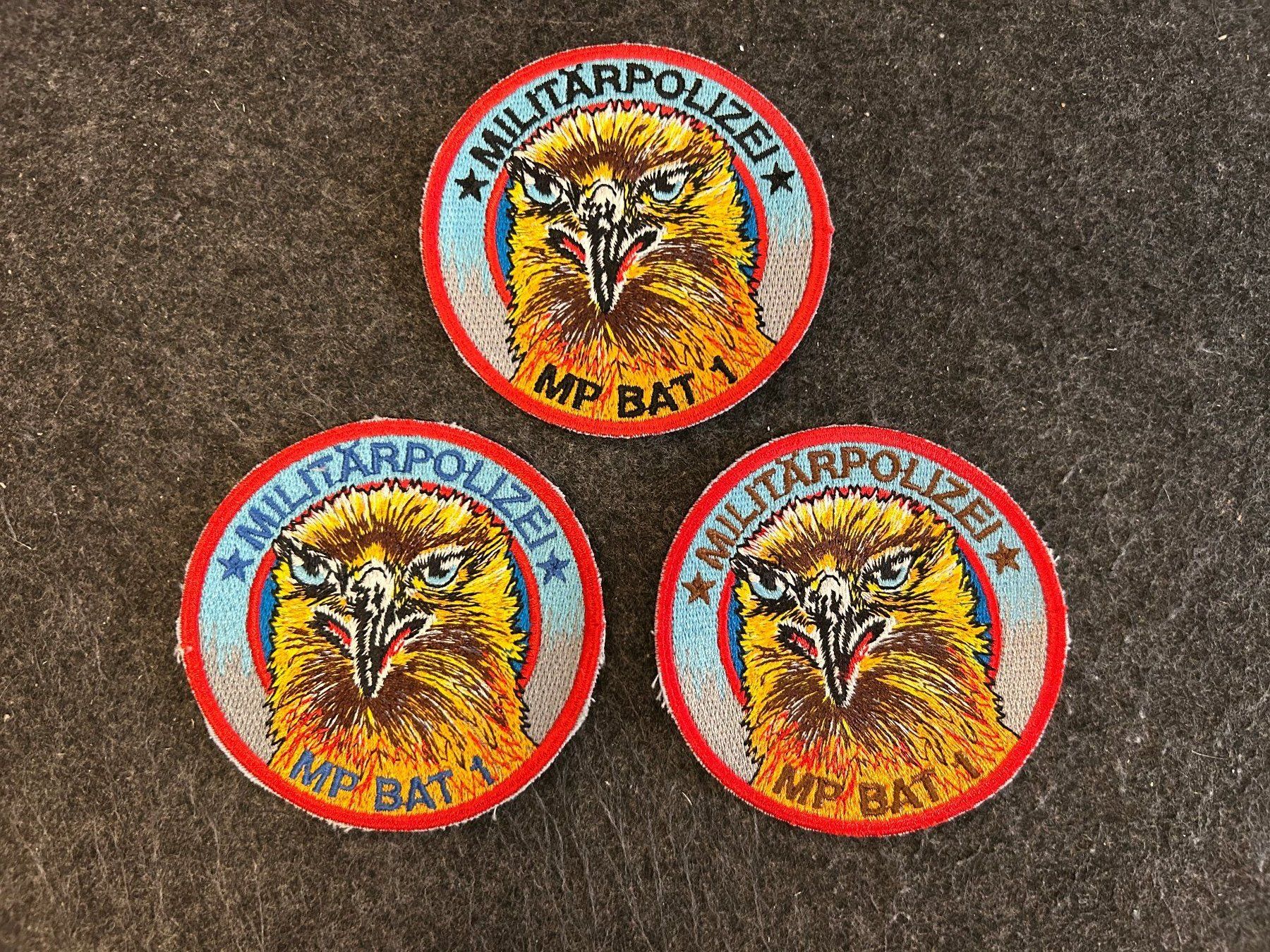 Schweizer Armee Plaketten & Abzeichen: Konvolut Badges A95 MP Bat 1 – Gebraucht aus Berikon von DGC-1995