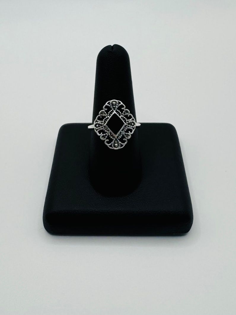 Anelli: Wunderschöner Ring mit Ornamenten - Grösse: 56 – Nuovo e nell'imballaggio originale da Frutigen venduto da glanzvolles.leben