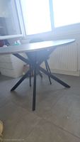 Table ronde grise design pieds étoiles bon état