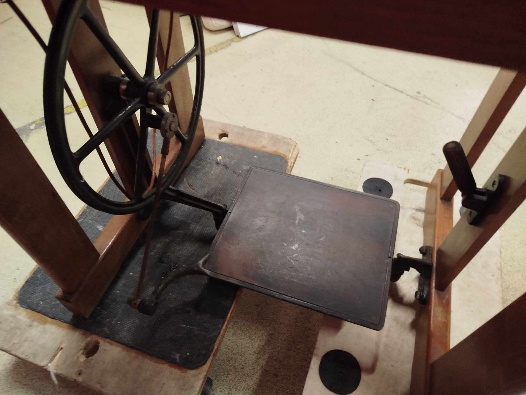 Macchine da cucire: Ancienne machine à coudre Köhler. – Usato da La Chaux-de-Fonds venduto da Emmaus2300CDF 6