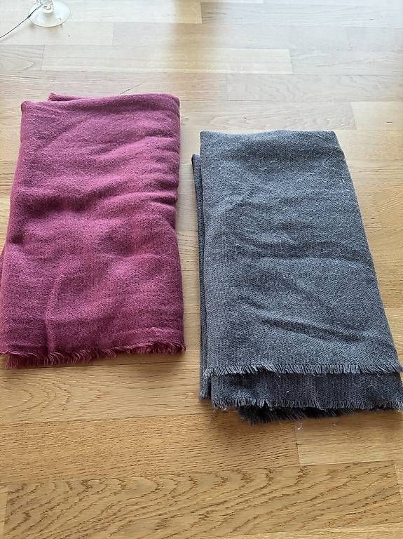 Esprit Foulard & Sciarpe: 2x Esprit Schal, Beere & grau – Usato da Horgen venduto da sab_kp8l