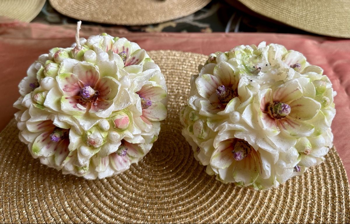 Kerzen: 2 Kugelkerzen, Deko, Blumen, neuwertig – Gebraucht aus Basel von mcescher64