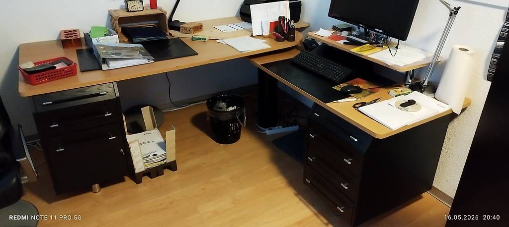 Scrivanie: Doppel Bürotischfläche mit PC-Aufsatz – Usato da Roggwil BE venduto da the_k5gb