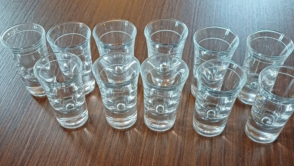 Verres: 11 Stamperli / Schnapsglaesli mit Eichstrich 2.5 cl – D'occasion à Flaach par ker_6ml7
