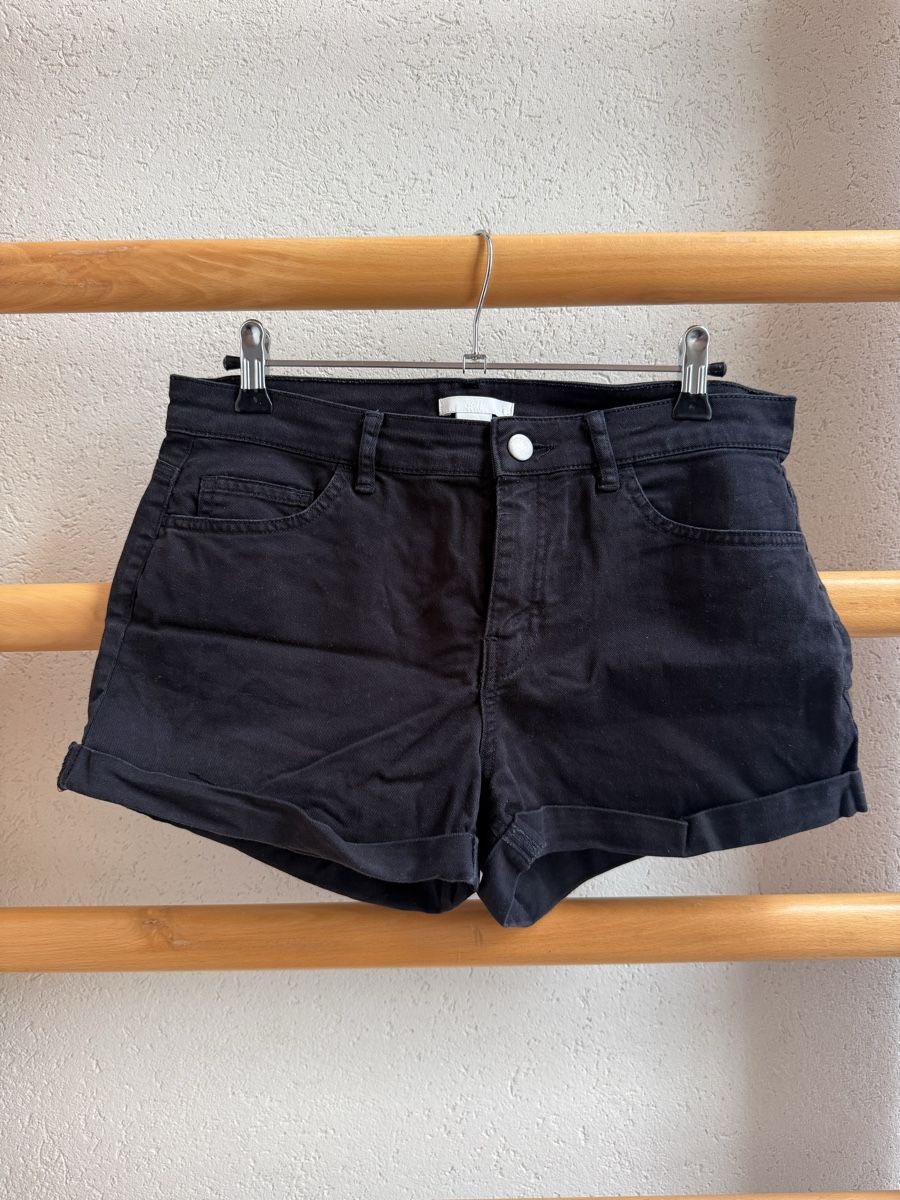 H&M Jeans: Schwarze Denim-Shorts, Grösse 36 H&M – Usato da Grafenried venduto da Kalocha