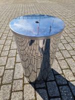 Gebrauchter Wäschekorb aus Metall, ideal für den Sommer