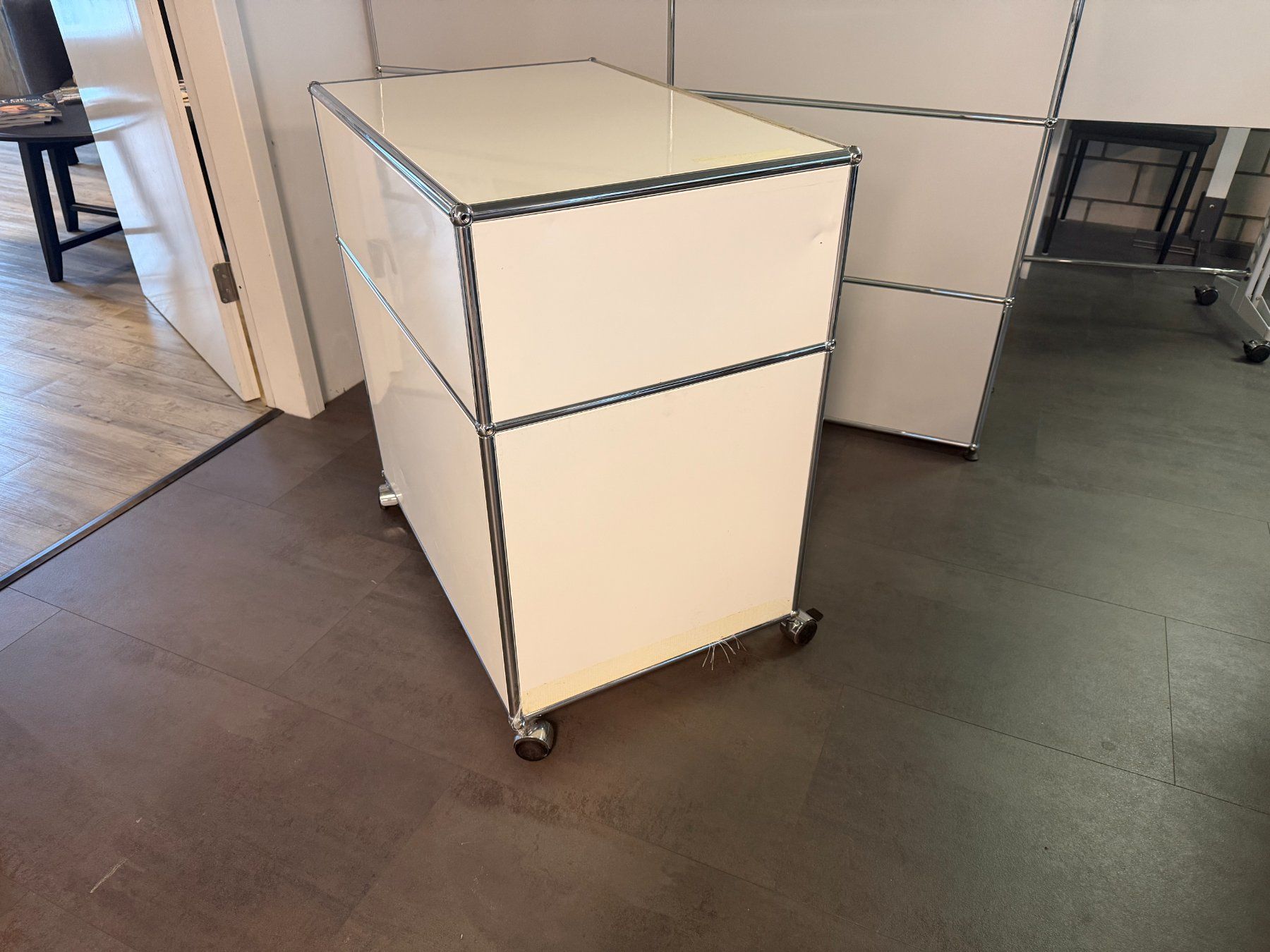 USM Banconi: USM Haller Rollcontainer reinweiss breit – Usato da Ermatingen venduto da csc_7g5v 5