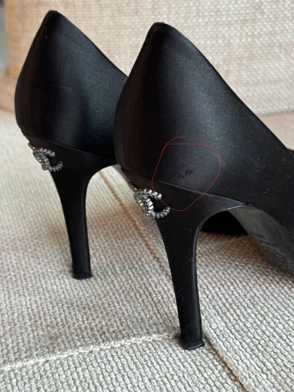 Chanel Scarpe da donna: Escarpins Chanel satin noir logo strass – Usato da Villars-sur-Glâne venduto da Sunshine-8 9