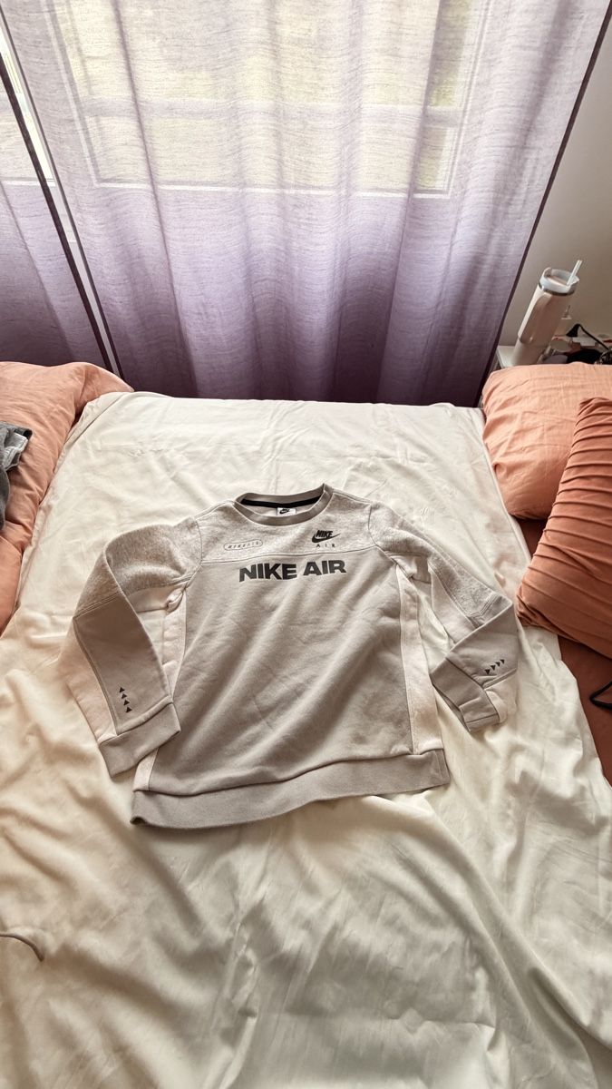 Nike Lotti & Set di vestiti: Nike gris taille M – Usato da Meyrin venduto da Pretty2000 1