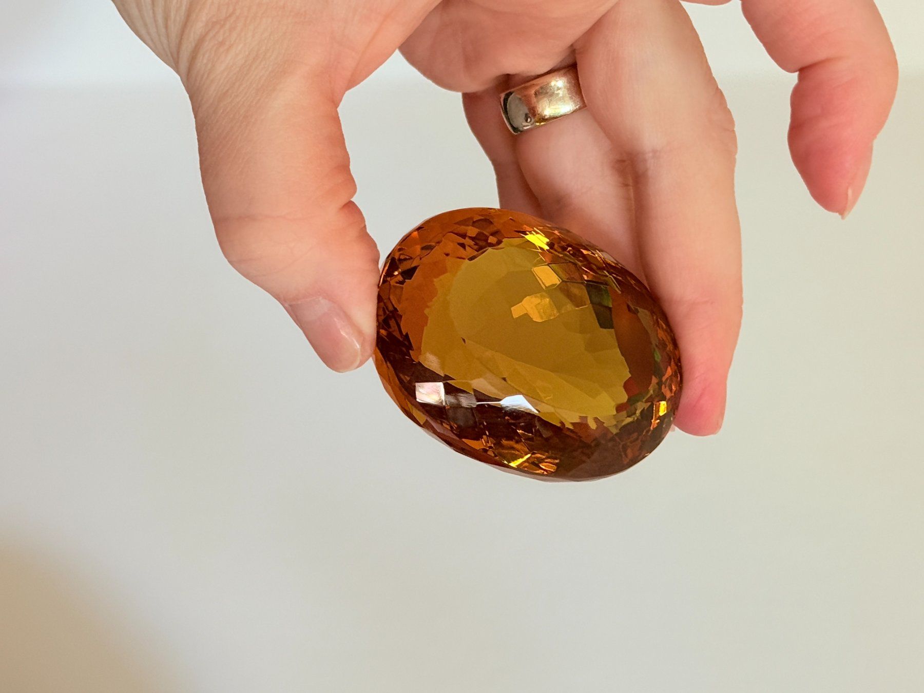 Minerali & Pietre curative: 484.30 Ct Certified Oval Cut Loose Gem – Nuovo e nell'imballaggio originale da Genève venduto da AWWA 7