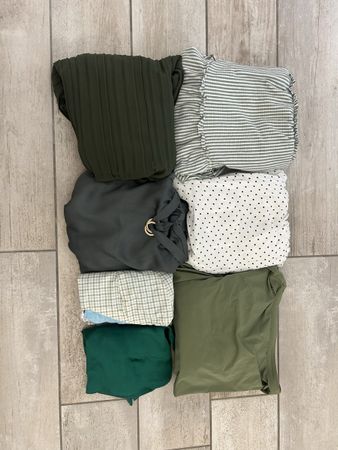 Sommerkleider & Tops im Bundle 🛍️ - Grösse S/M - Oliv/Weiss