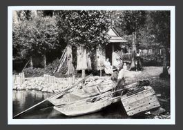 Carte postale ancienne pêcheurs au bord du lac état neuf