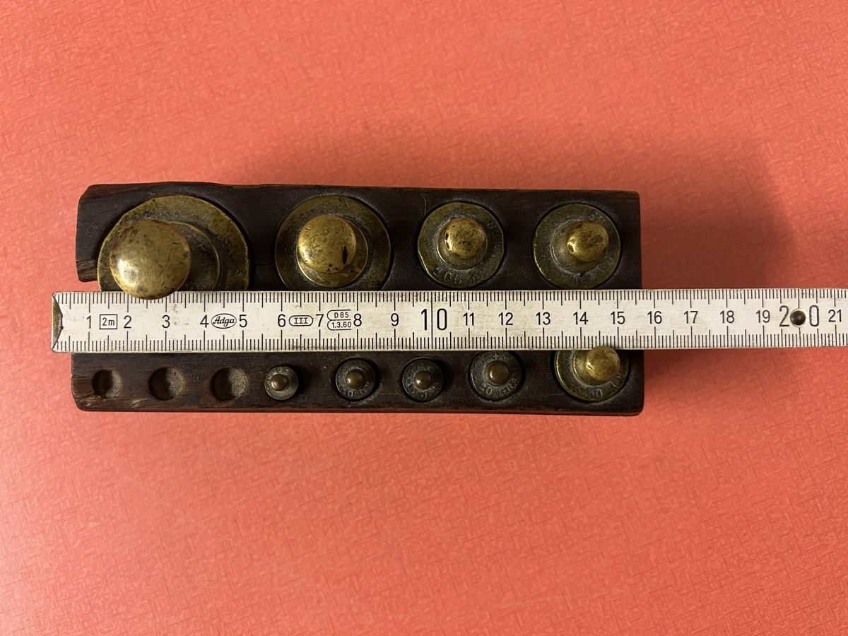 Balances et poids: Gewichtssatz Messing Holzbox gebraucht, 9  Stück. – D'occasion à Lanzenhäusern par vic63 7