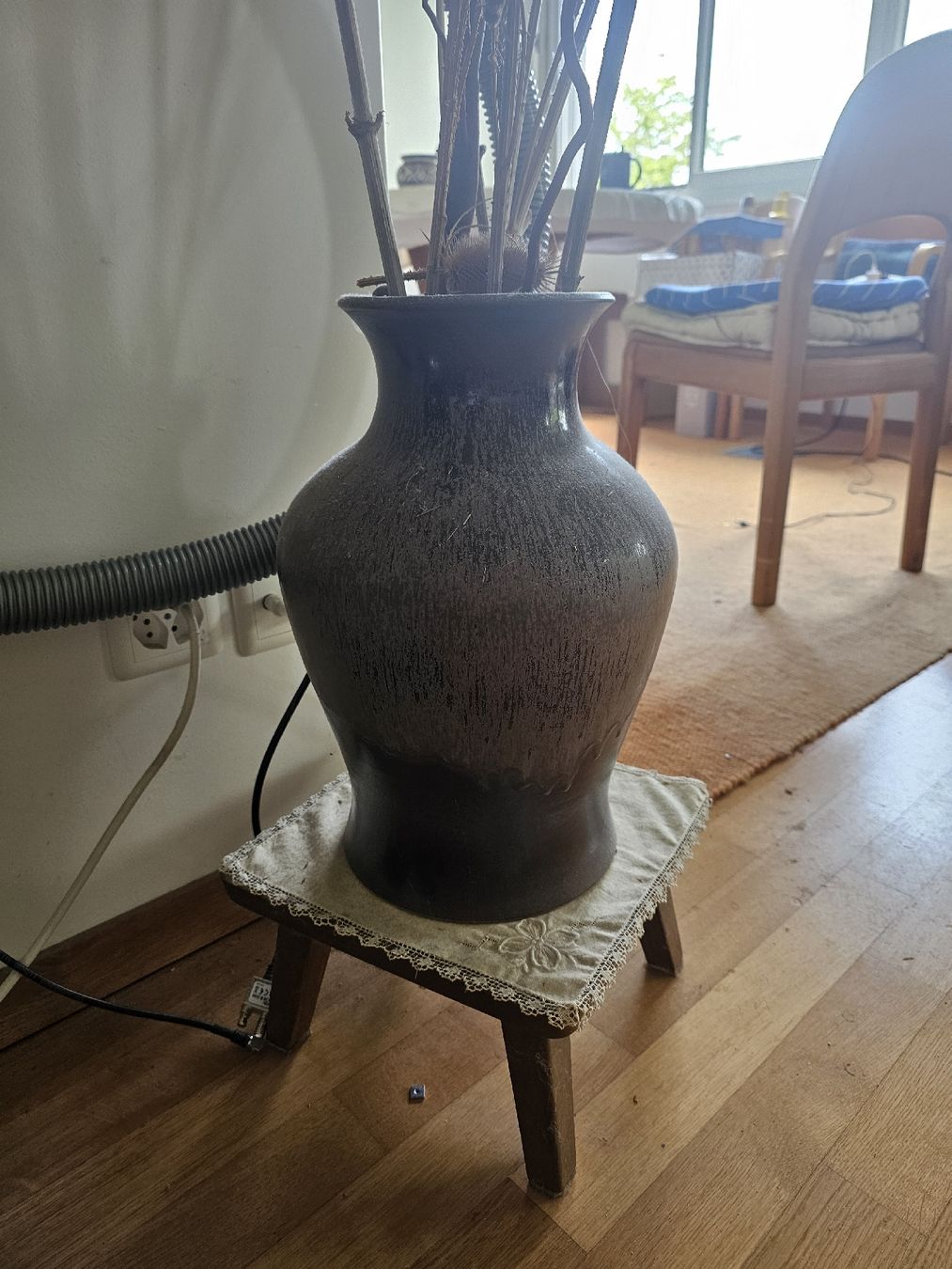 Vasi & Recipienti: Rustikale braune Bodenvase auf kleinem Hocker, Herbstdeko – Usato da Zürich venduto da Engrosprix4you 1