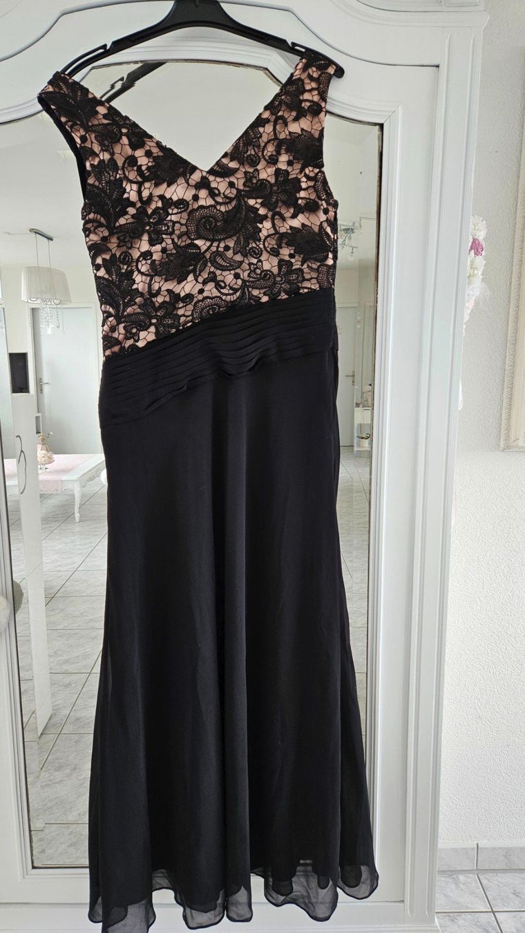 Kleider: Schwarzes Abendkleid mit Spitze, Grösse 40, neuwertig – Gebraucht aus Gossau ZH von fashiontwo 4