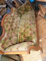 Antikes Sofa mit geschwungenen Formen