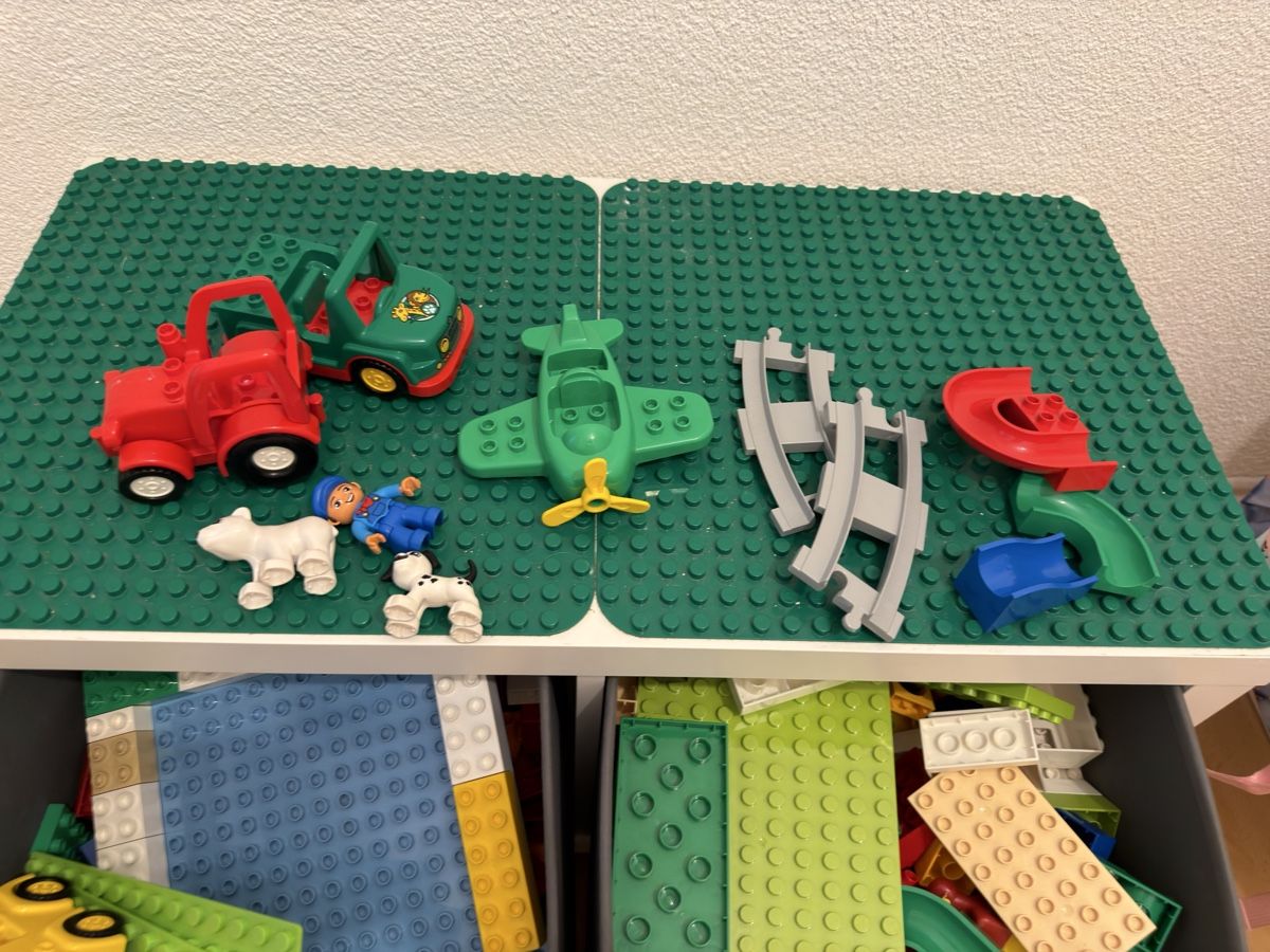 Lego Spielzeuge: Lego Tisch mit Lego – Gebraucht aus Birmensdorf ZH von natascha.6k 2