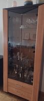 Vitrine mit Glastüren und Schubladen