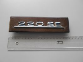 Schriftzug Mercedes 220 SE mit Holzradioblende