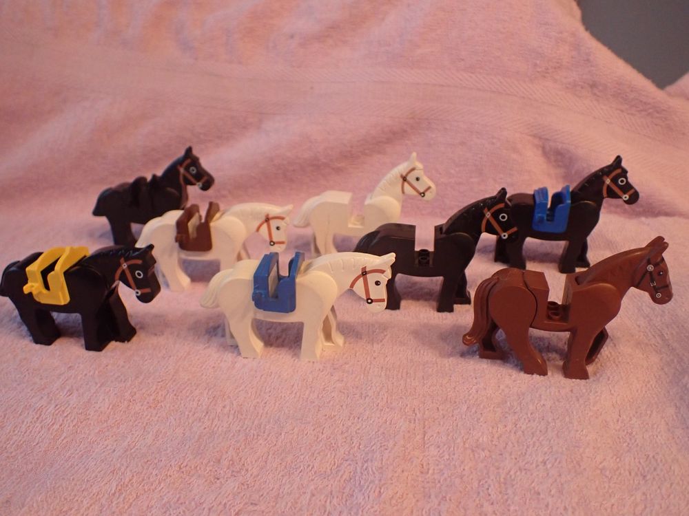 8 schöne alte LEGO Pferde für Ritter oder mehr (Gebraucht) in ...