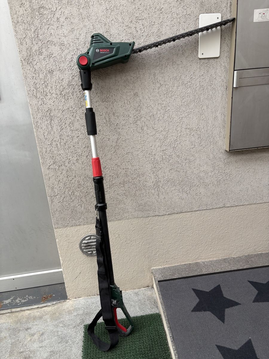 Bosch Tutti gli attrezzi: Bosch UniversalHedgePole 18 Heckenschere Teleskop gebraucht – Usato da Unterseen venduto da Gleisbauer