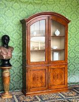 Italienische Vitrine Nussbaum Biedermeier Stilmöbel Barock