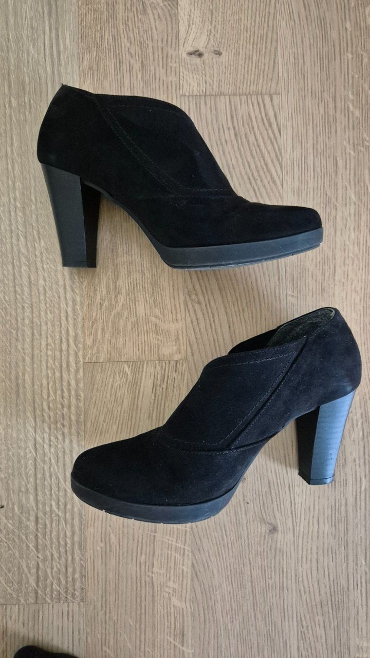 Damenschuhe: Black suede heeled ankle boots, second-hand – Gebraucht aus Adliswil von ant_shc7 1