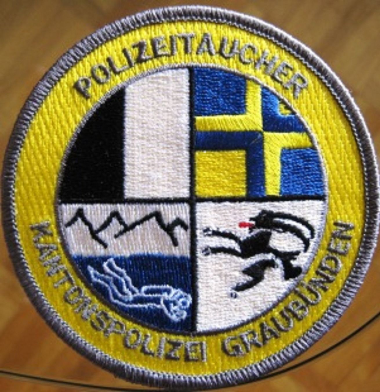 Swiss Placchette & Badge: Kantonspolizei Graubünden Polizeitaucher Stoff ohne Klett. – Nuovo (secondo la descrizione) da Emmenbrücke venduto da F.ingl-1947