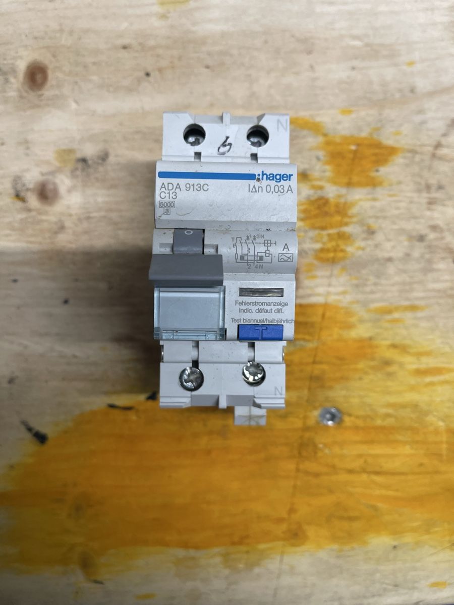 Hager Componenti elettronici: 3 Hager ADA C13 FI/LS – Usato da Laupersdorf venduto da san_8lq9 2