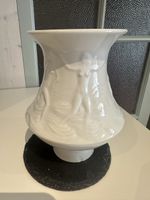 MEISSEN Relief-Vase „Badende Nymphen“ – Weißes Porzella
