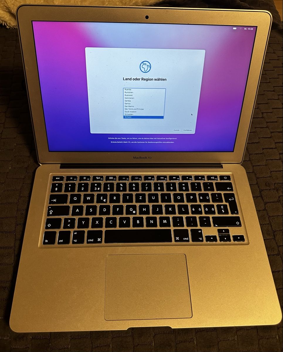 Apple MacBook Air 13” (Early 2015)– i5, 8 GB RAM, 128 GB SSD