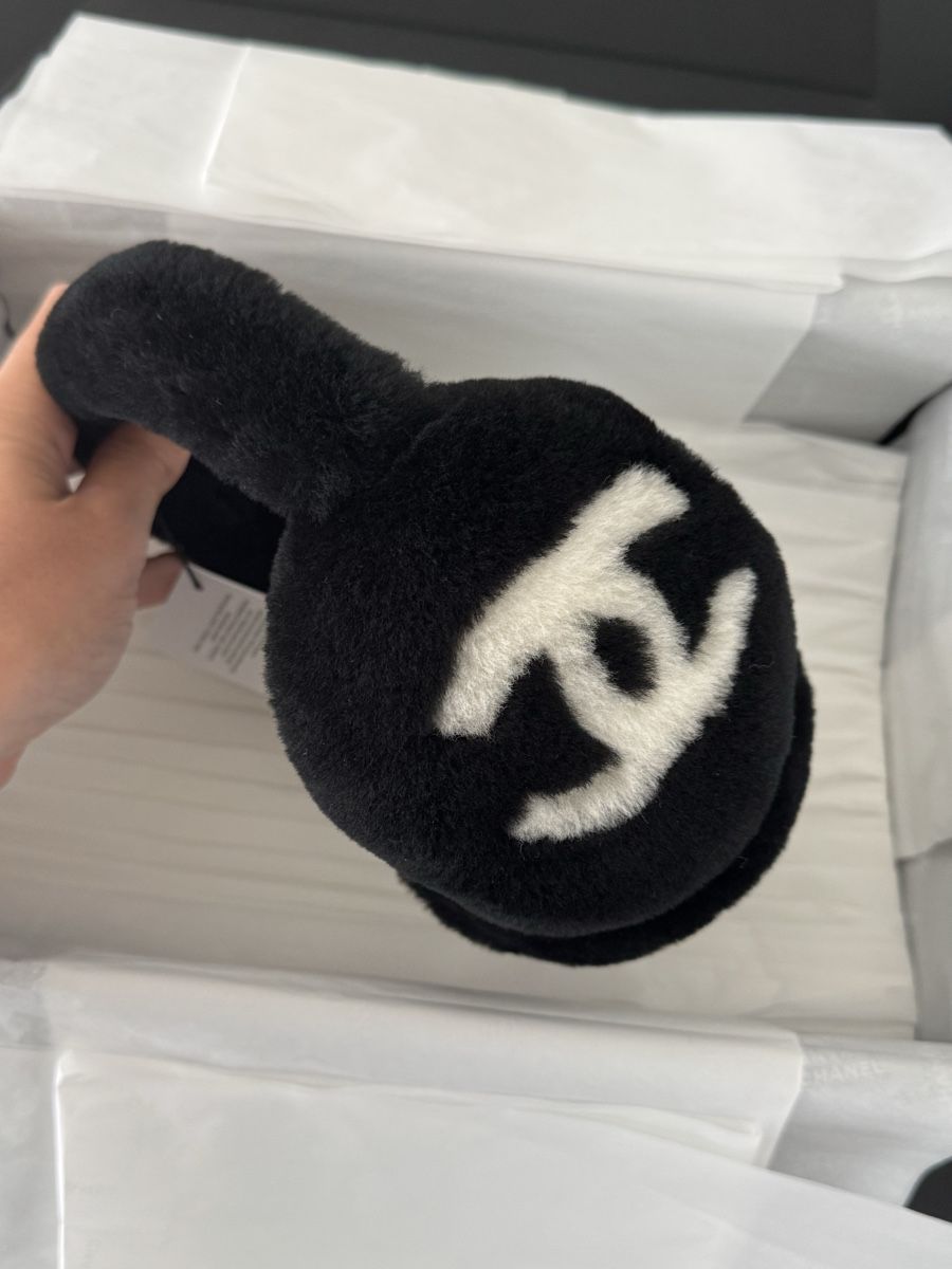 Chanel Copricapi, berretti & cappellini: Chanel Earmuffs CC black ivory NEW – Nuovo e nell'imballaggio originale da Wädenswil venduto da Isa_belle28