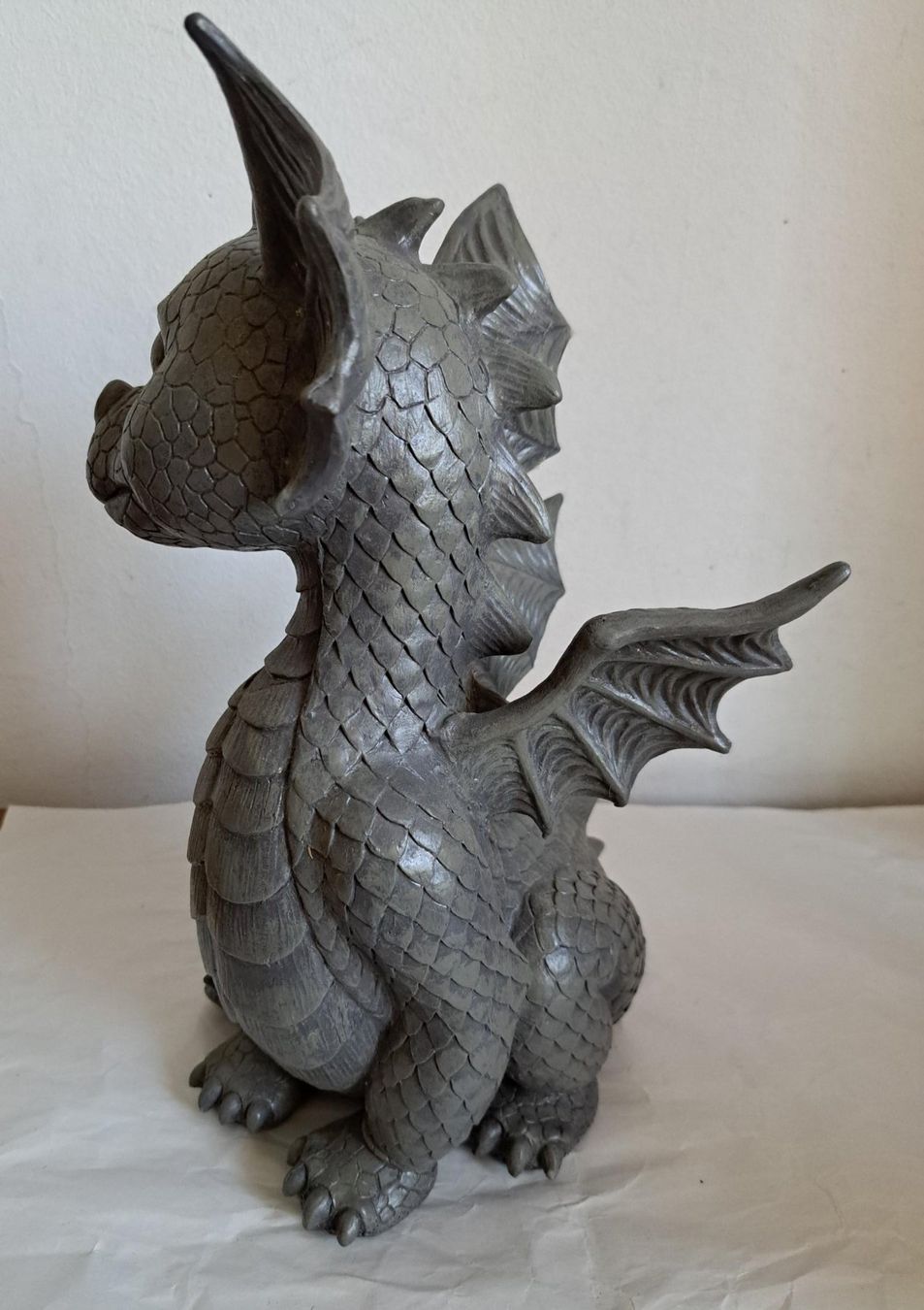 Statuette: Gartenfigur Drache sitzend aus Polyresin – Usato da Basel venduto da Patiscat 2