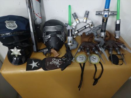 Fasnacht Polizeihüte Starwarsmaske Freddy Krüger Handschuhe