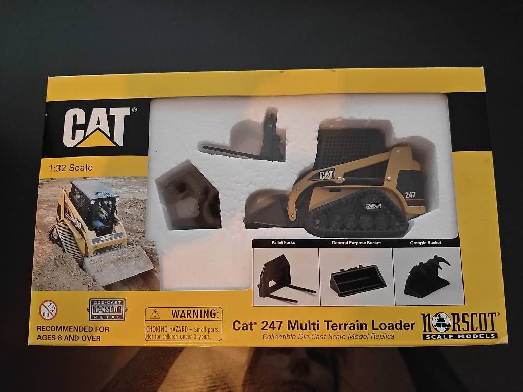 Modellbausätze & Standmodelle: CAT 247B2 Multi Terrain Loader 1:32 originalverpackt – Gebraucht aus Oftringen von nyf_dg58