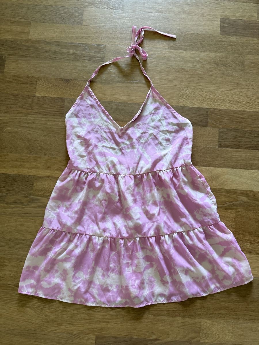 Asos Kleider: Kleid pink batik Grösse M Ruffles neckholder – Gebraucht aus Basel von selinalivia