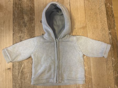 Süsser Baby blauer Pullover mit Kapuze Gr. 56
