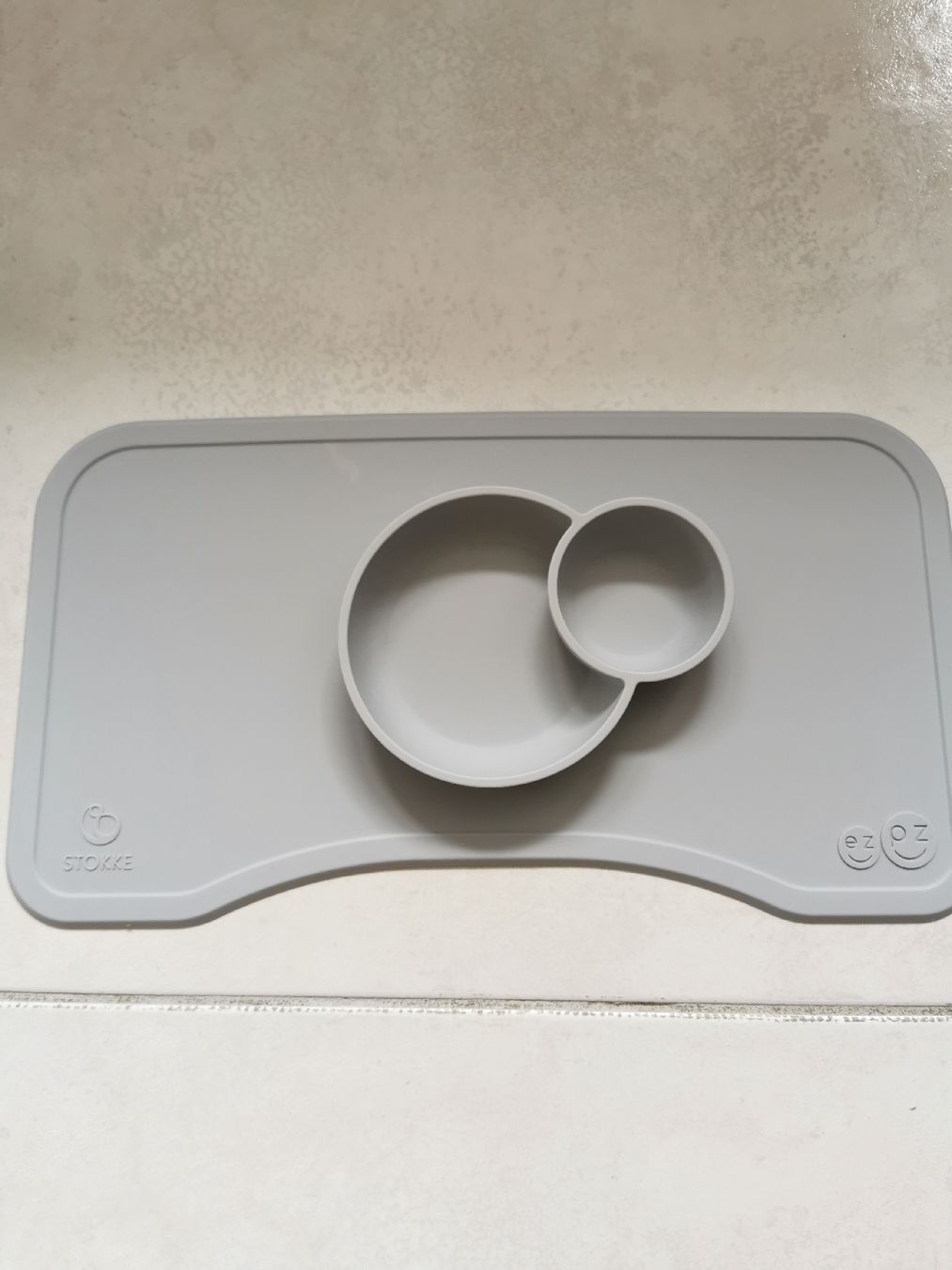 Ezpz Piatti: Stokke Steps Silikon Teller grau – Usato da Brunnen venduto da JJaime