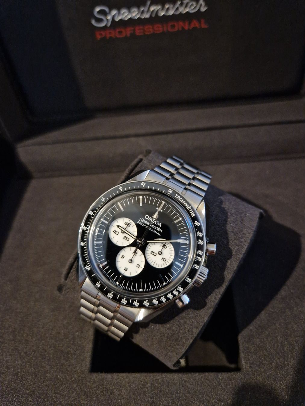 Omega Uhren: Omega Speedmaster 2026 Panda – Gebraucht aus Neftenbach von Taschen-Uhren