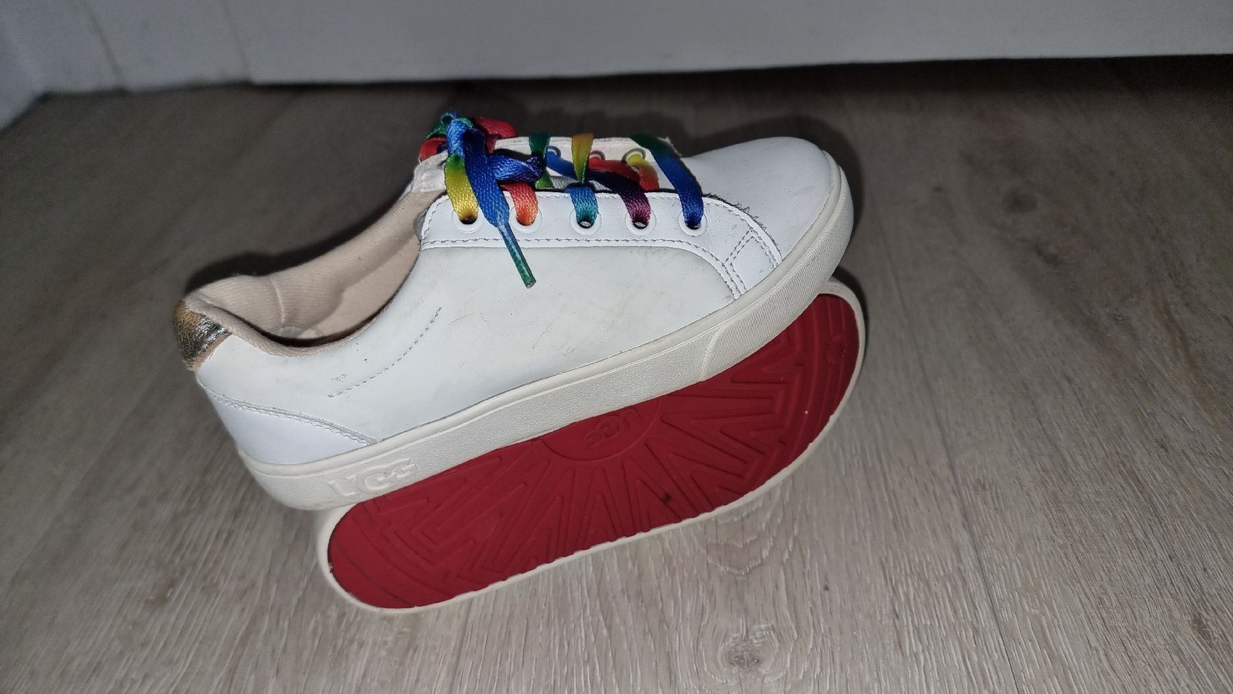Ugg Schuhe für Mädchen: UGG Turnschuhe weiss Regenbogen Gr. 33.5 – Gebraucht aus Wigoltingen von Zuckerfee84 3