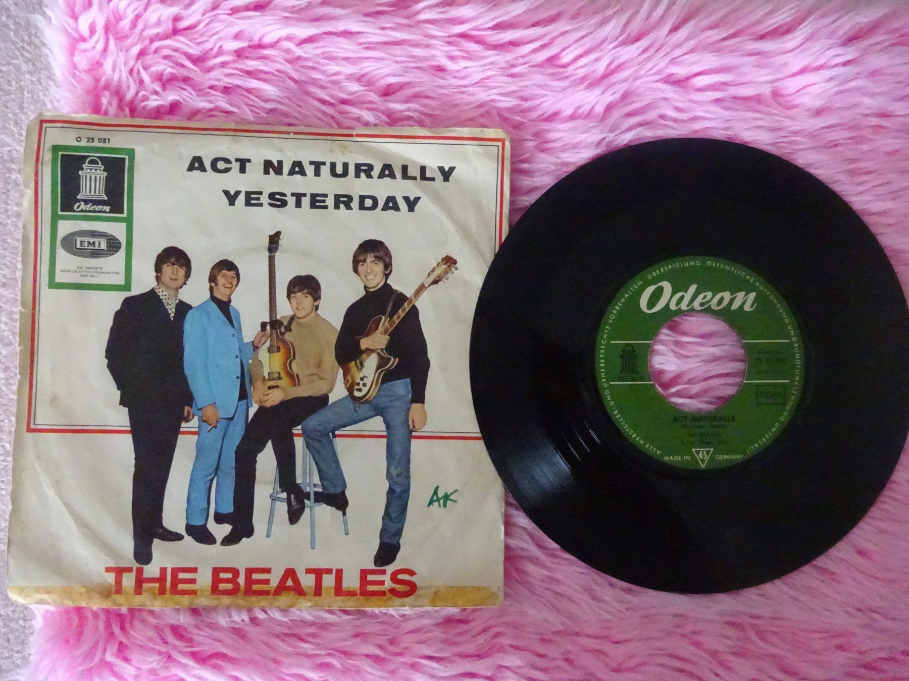 Schallplatten: THE BEATLES ** ACT NATURALLY ** PAPERBACK WRITER – Gebraucht aus Luzern von xrayspex99 1