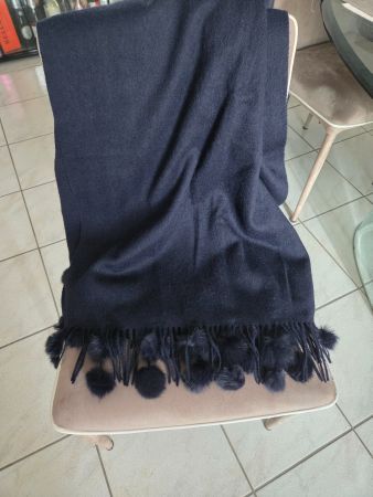 NEW! Stola in lana blu scuro con pompon