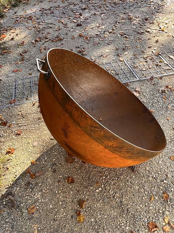Bracieri: Schwenkbare Halbkugel, Feuerschale 1m mit Standring – Usato da Oberwil-Lieli venduto da metal-works