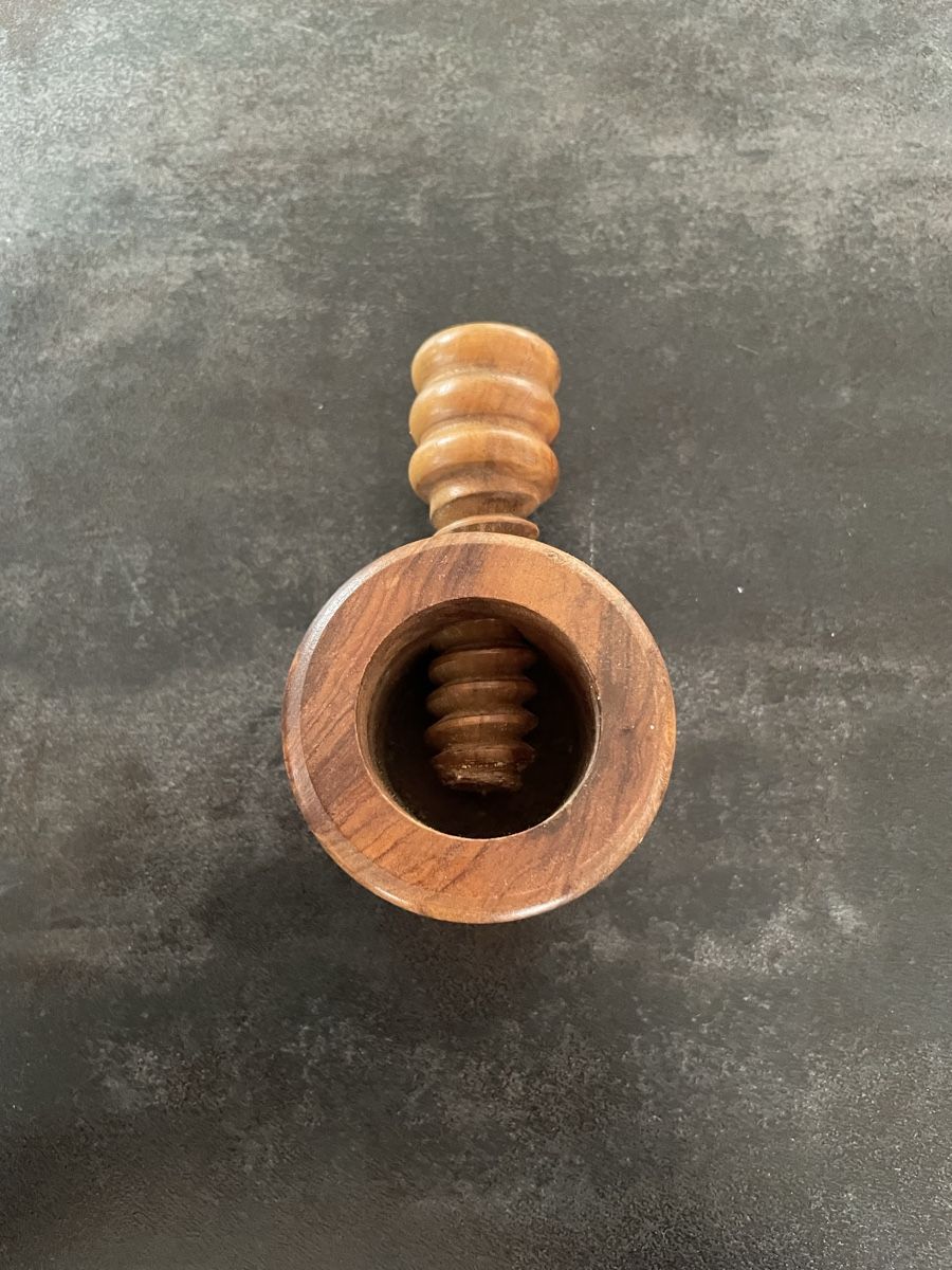 Appareils de cuisine: Ancien Casse-Noix à Vis en Bois – D'occasion à Vallamand par Bricbracbroc82 2